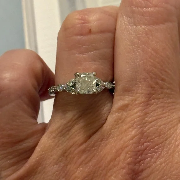 Elegant Silver cushion cut diamond engagement ring - Picture 1 of 11